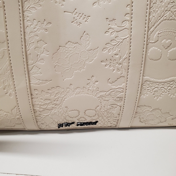 Betsey Johnson Halloween embossed Skull tote with removable Skull 💀 Keychain - Picture 7 of 10